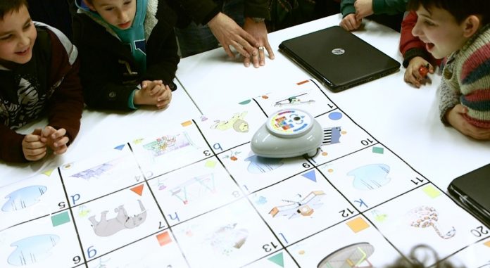 deCode_em sala teach kids coding